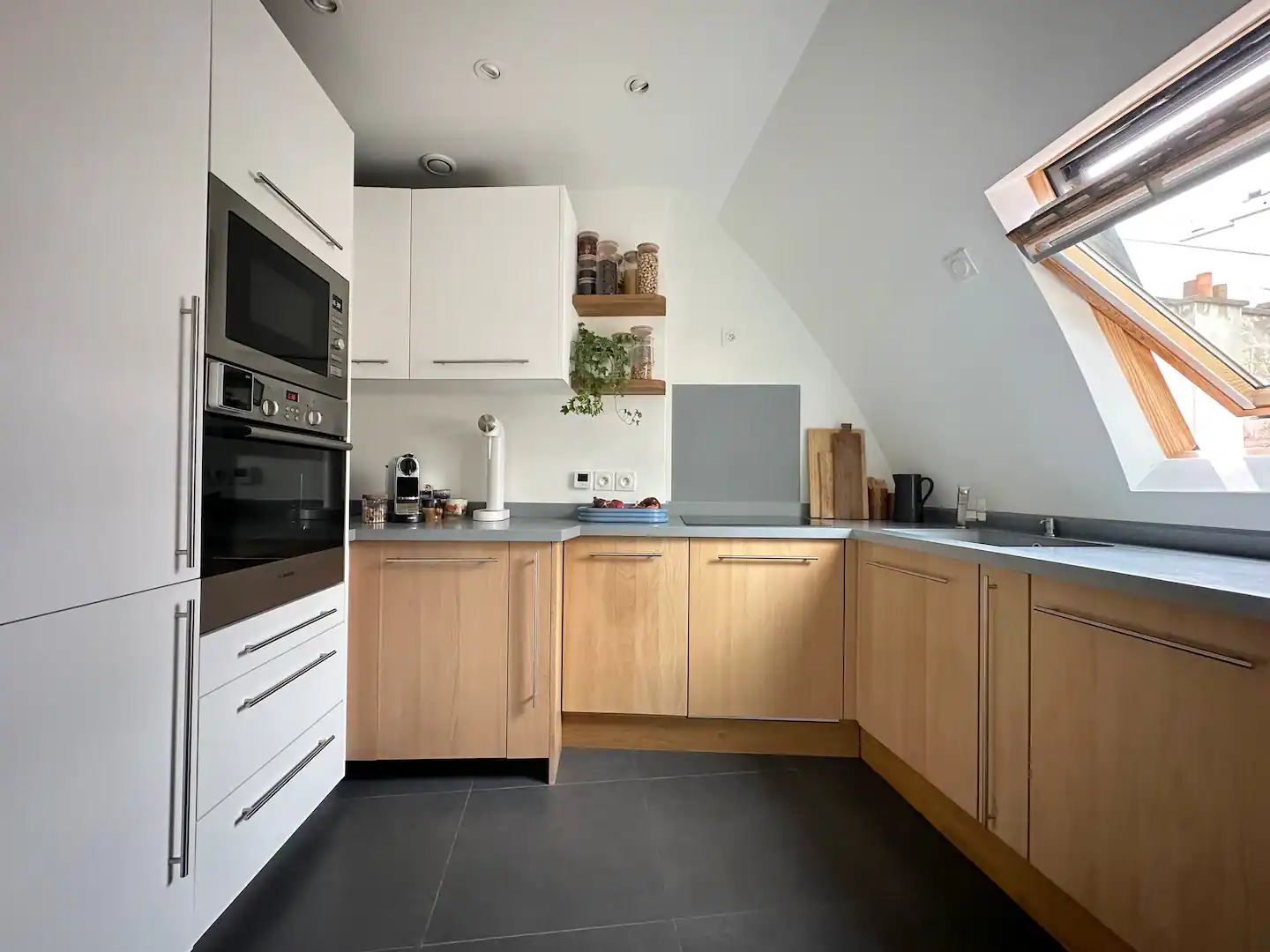 cuisine mansardée appartement de 60m2 à Paris dans immeuble haussmannien cuisine mansardée appartement de 60m2 à Paris dans immeuble haussmannien