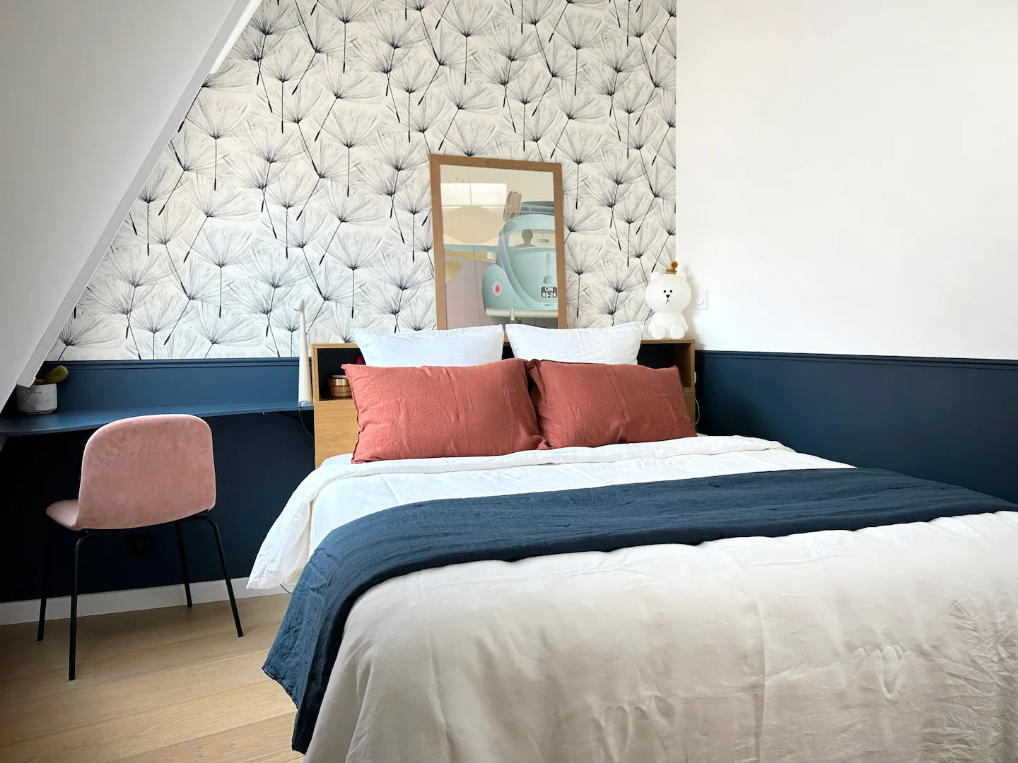 chambre mansardée appartement de 60m2 à Paris dans immeuble haussmannien chambre mansardée appartement de 60m2 à Paris dans immeuble haussmannien