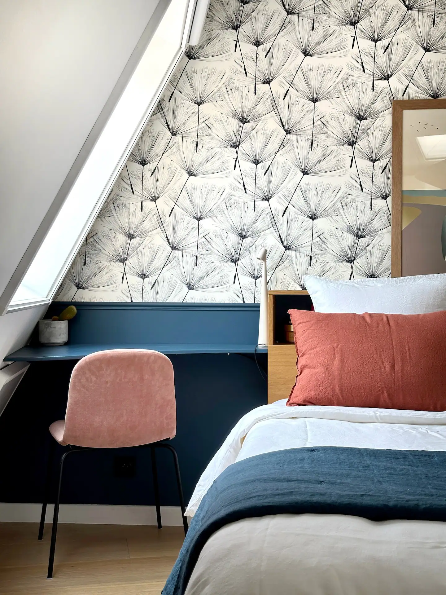 chambre mansardée appartement de 60m2 à Paris dans immeuble haussmannien chambre mansardée appartement de 60m2 à Paris dans immeuble haussmannien