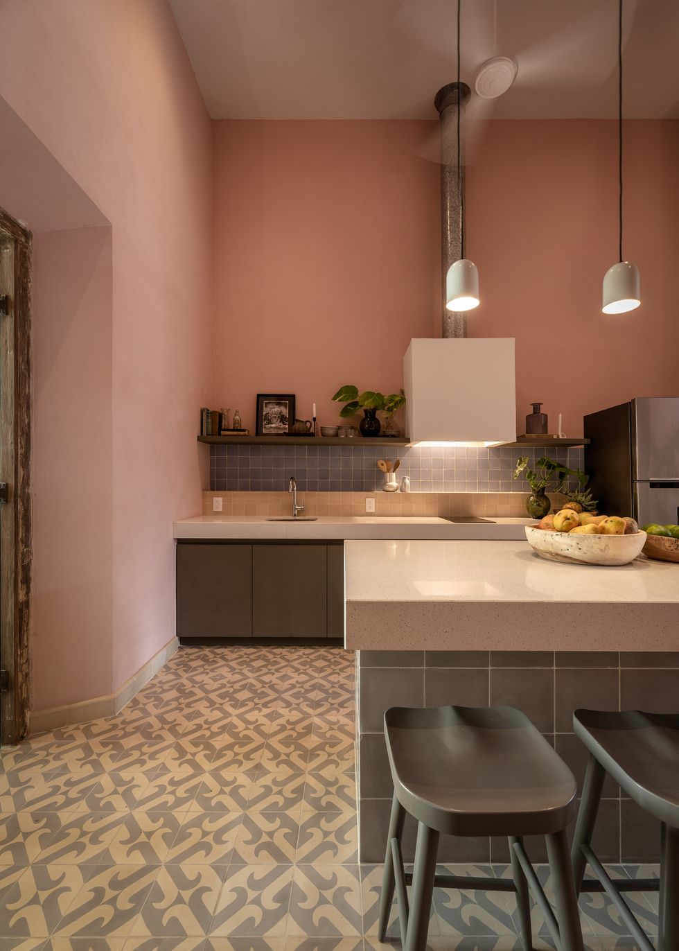 cuisine avec îlot murs roses maison rénovée Merida cuisine avec îlot murs roses maison rénovée Merida