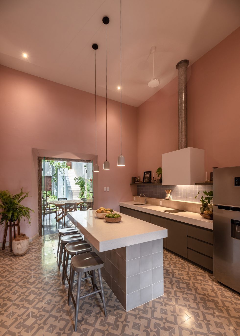 cuisine avec îlot murs roses maison rénovée Merida cuisine avec îlot murs roses maison rénovée Merida