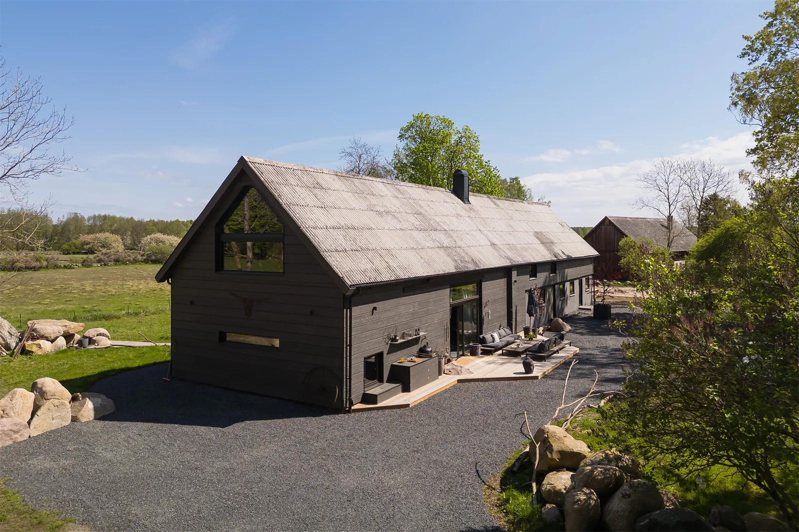 maison en bois noir