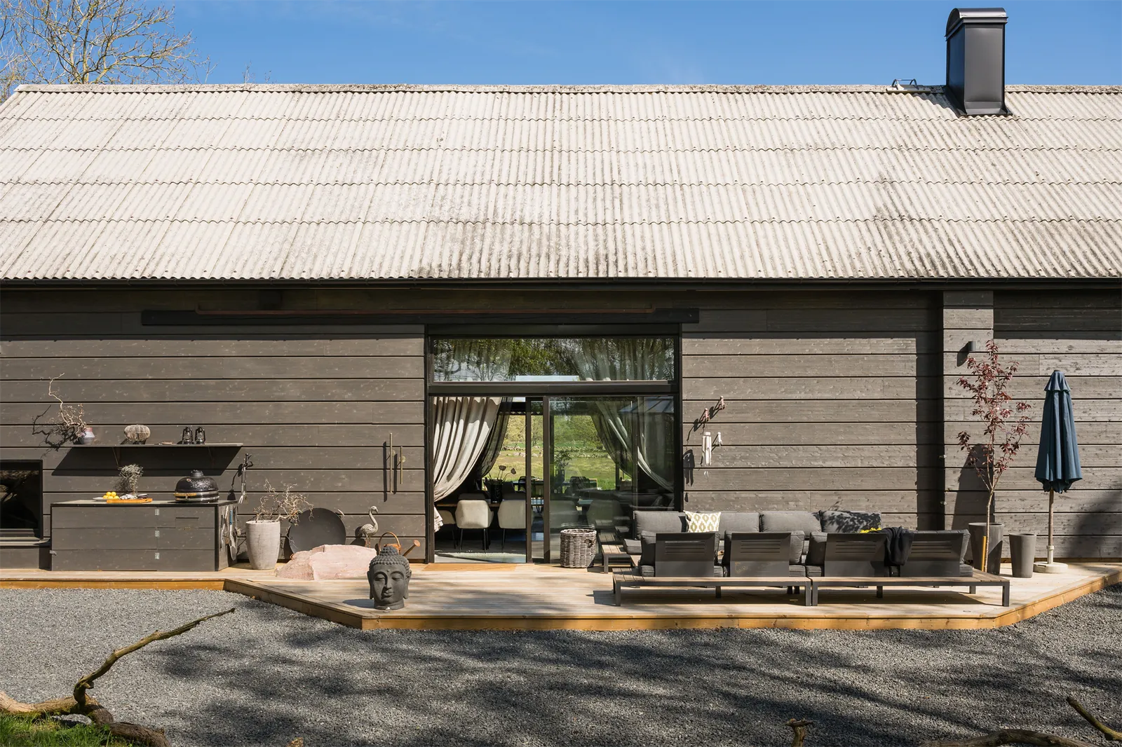 maison en bois noir