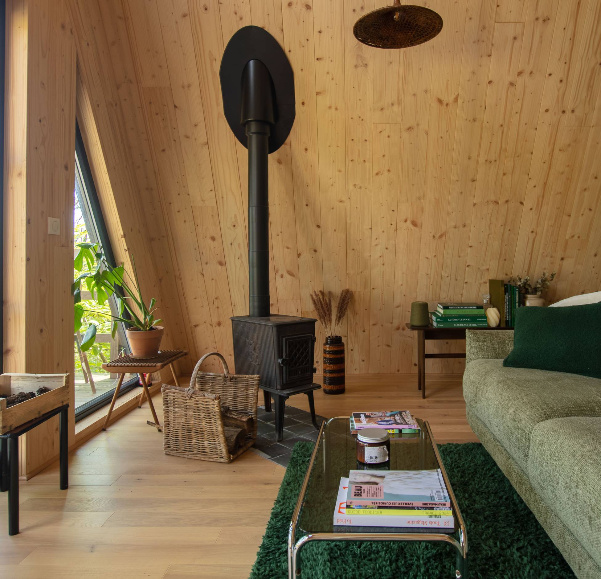 salon avec poêle maison A-Frame dans le Périgord Racine Lodges salon avec poêle maison A-Frame dans le Périgord Racine Lodges