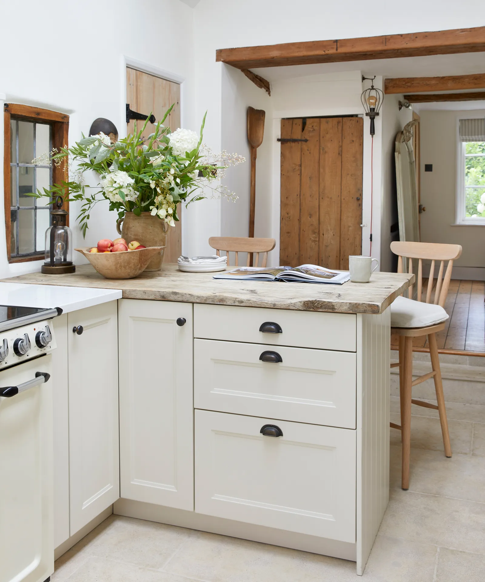 cuisine rustique chic blanche avec poutres cottage anglais cuisine rustique chic blanche avec poutres cottage anglais