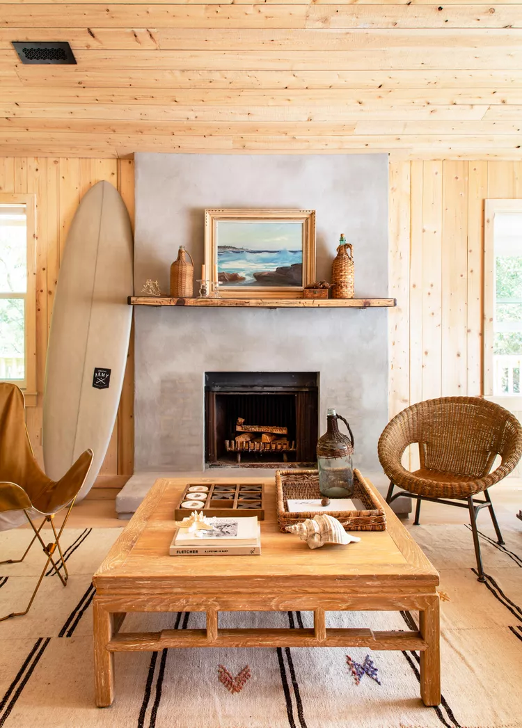 salon maison de plage avec cheminée décoration contemporaine et naturelle
