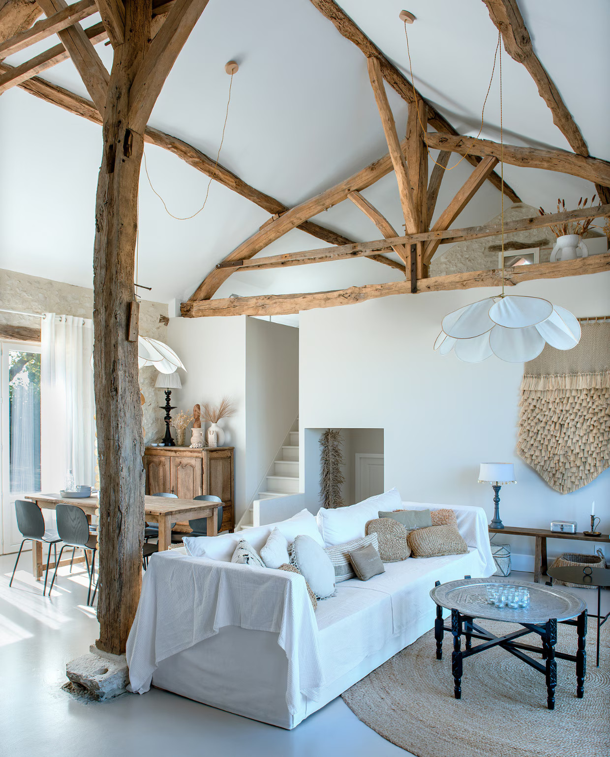salon maison ancienne rénovée avec poutres décoration contemporaine et naturelle salon maison ancienne rénovée avec poutres décoration contemporaine et naturelle