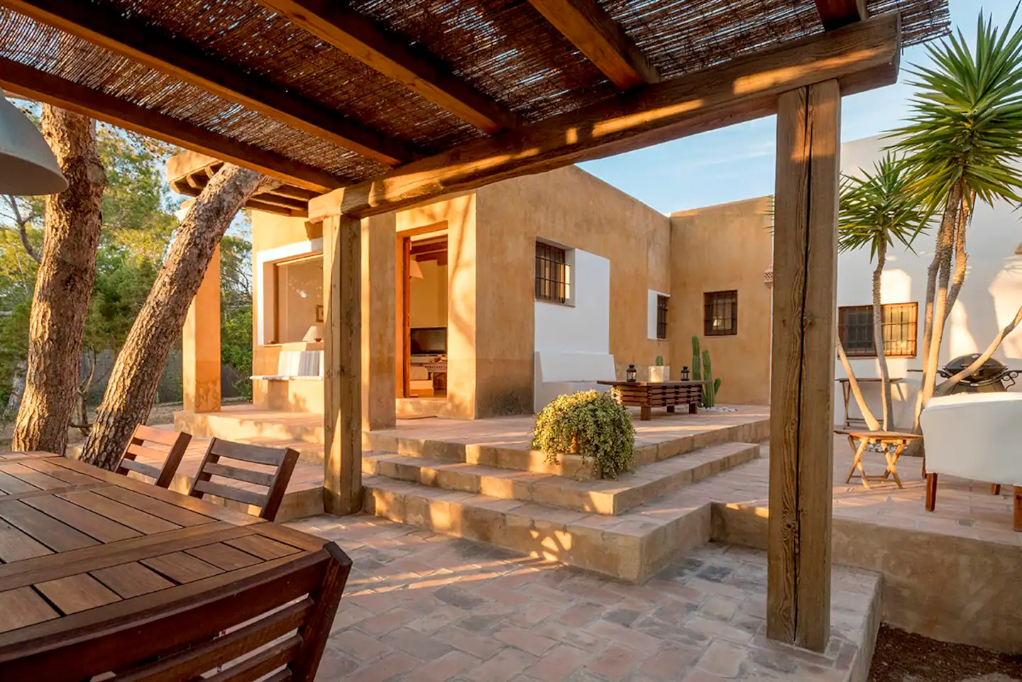 terrasse avec pergola bois maison Ibiza