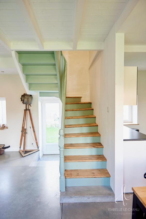entrée avec escalier peint en vert entrée avec escalier peint en vert