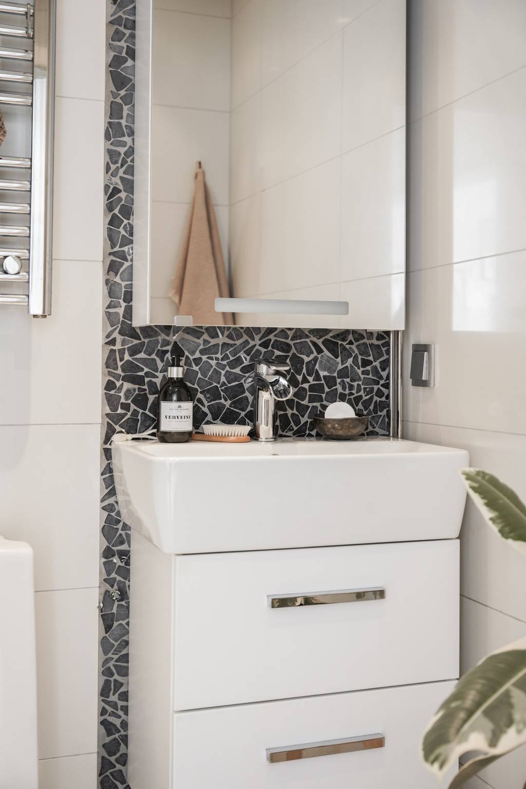 salle de bain blanche et noire