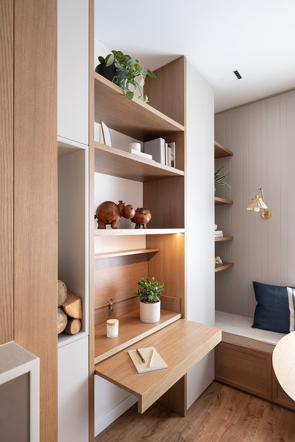 bibliothèque sur mesure avec bureau escamotable