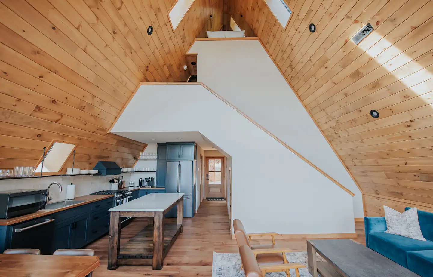 salon avec cuisine ouverte maison A-Frame