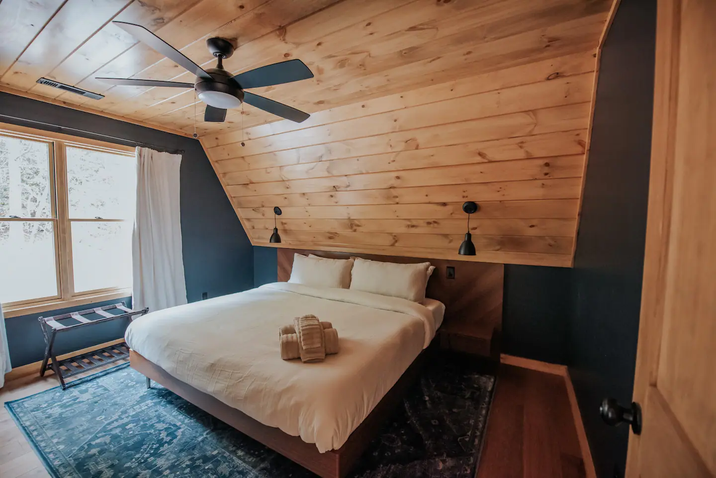 chambre bleue et bois maison A-Frame