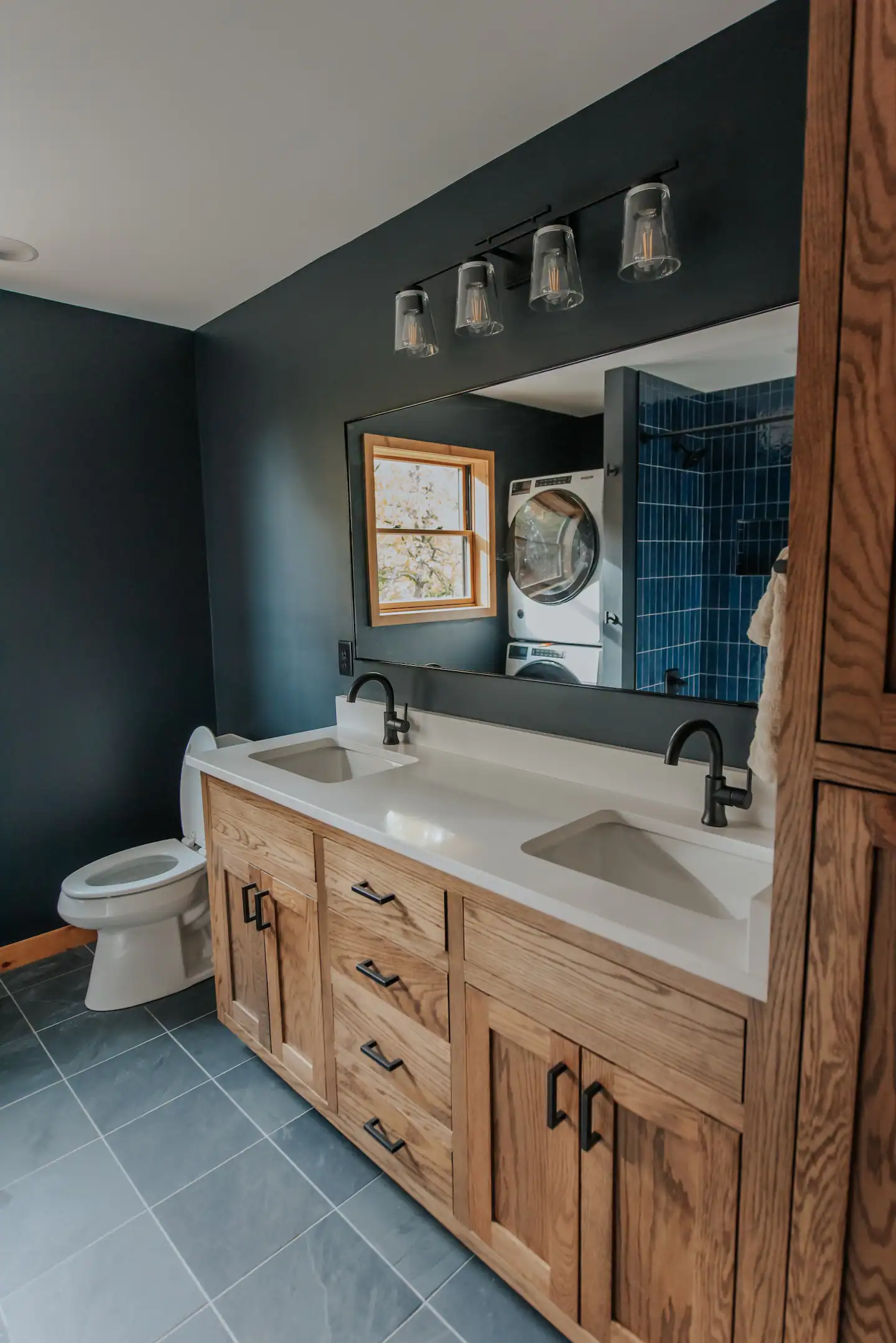 salle de bain bleue et bois