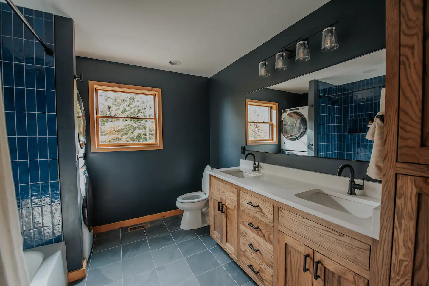 salle de bain bleue et bois
