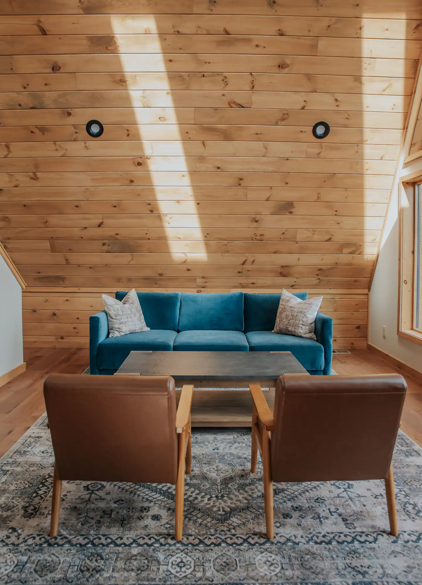 salon avec canapé bleu maison A-Frame