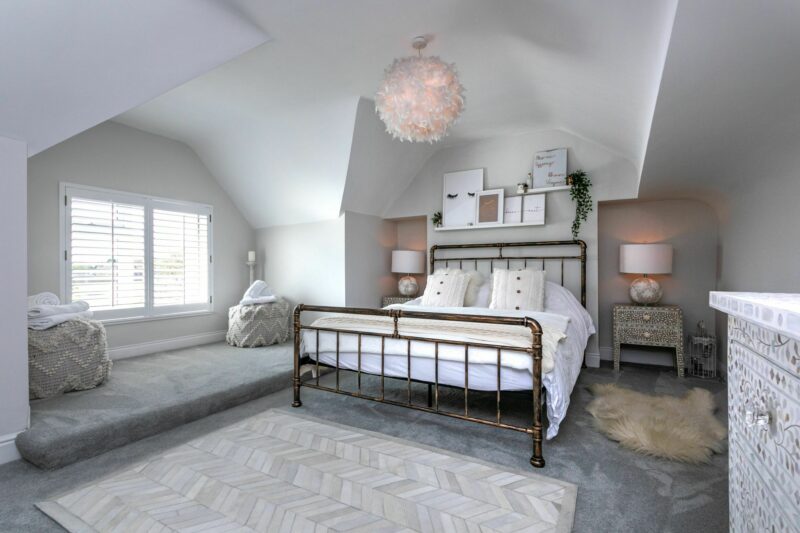 chambre mansardée blanche lit métal