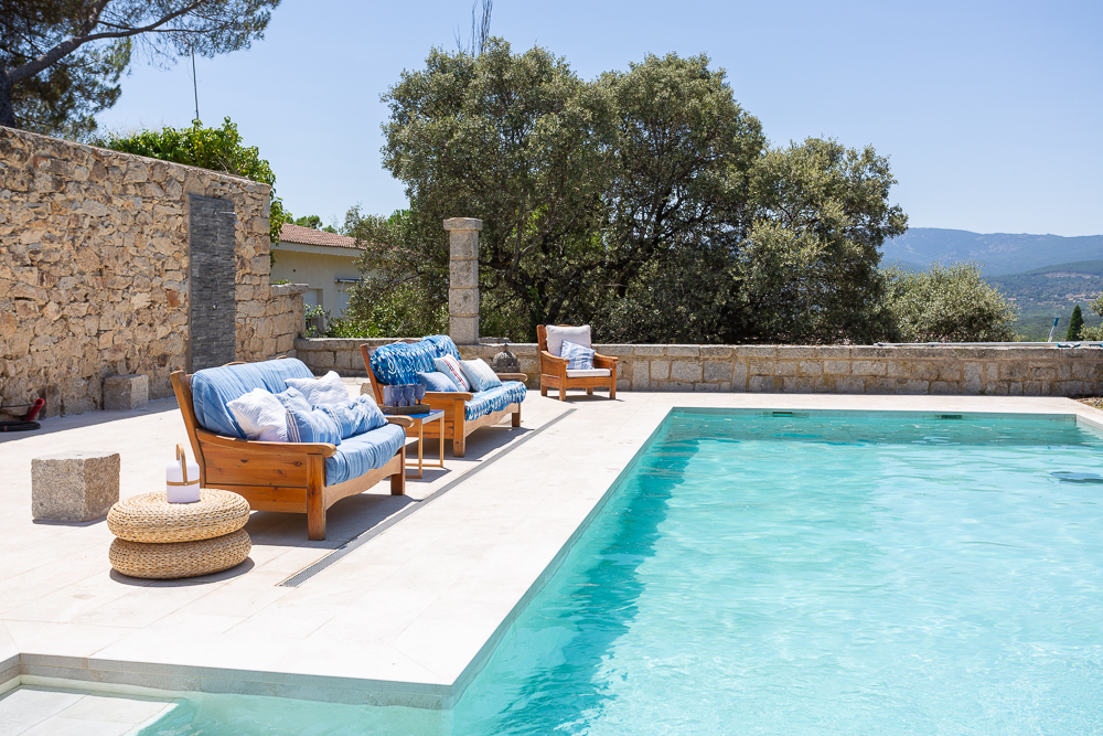 jardin avec piscine et mur de pierres jardin avec piscine et mur de pierres