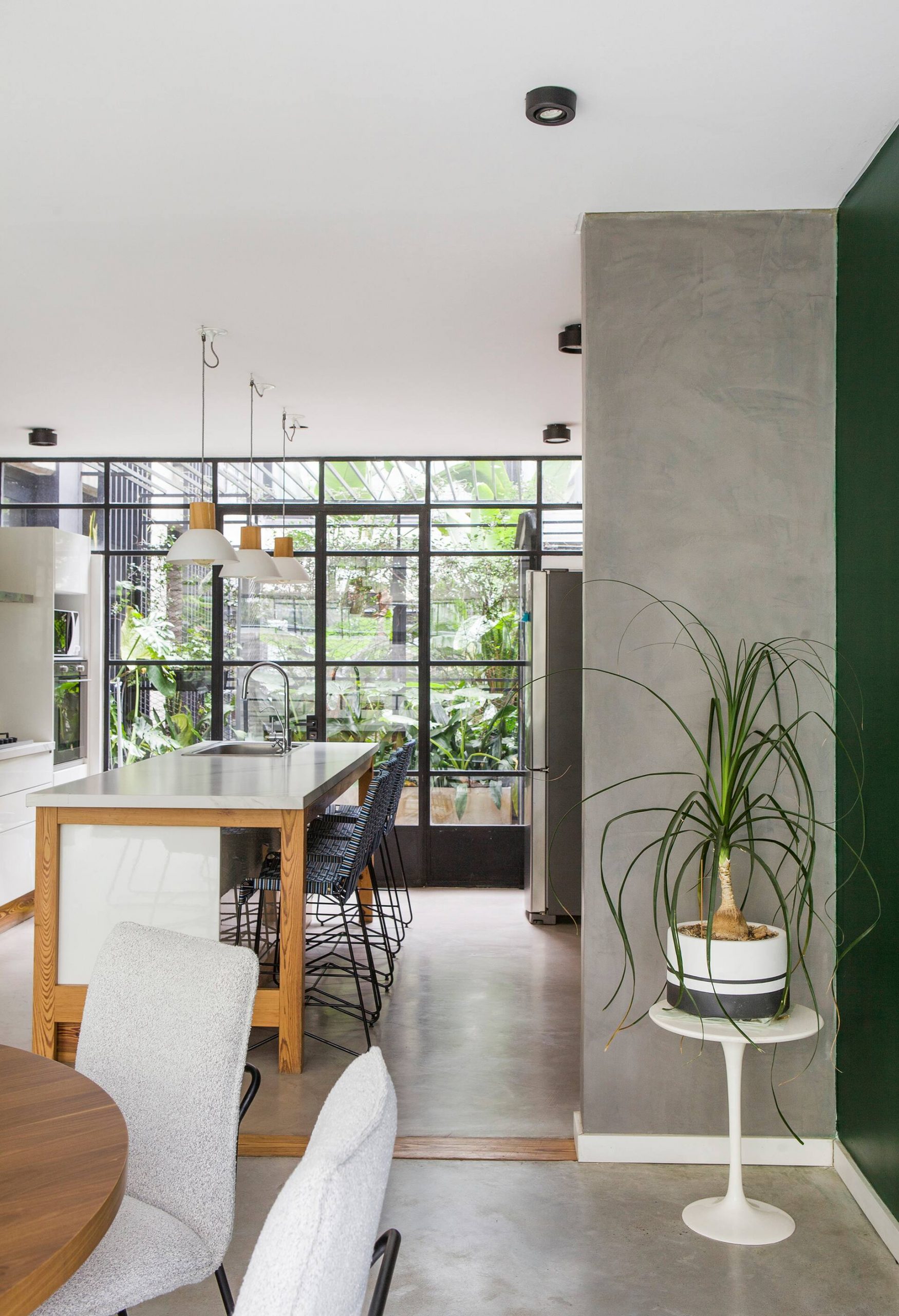 cuisine avec fenêtre verrière décoration contemporaine maison en béton cuisine avec fenêtre verrière décoration contemporaine maison en béton