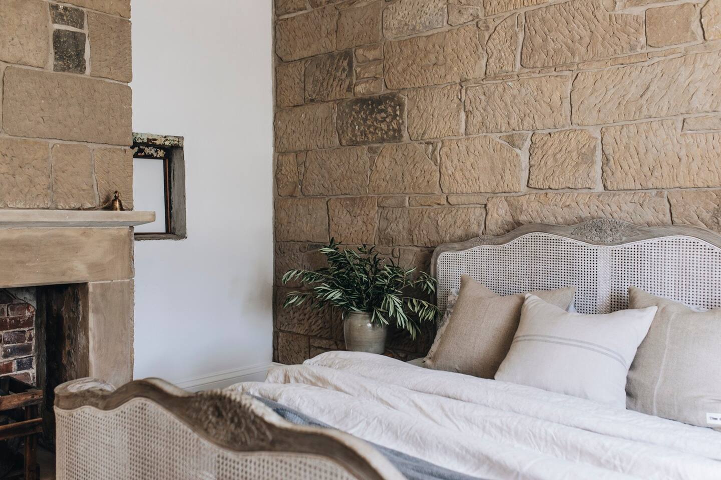 chambre mur de pierres décoration rustique chic
