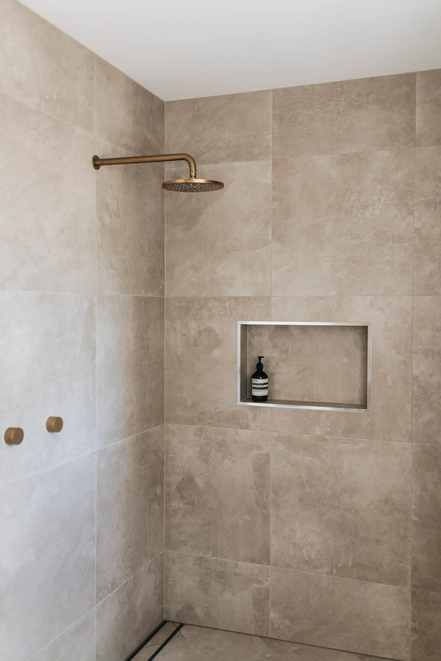 douche carrelage beige