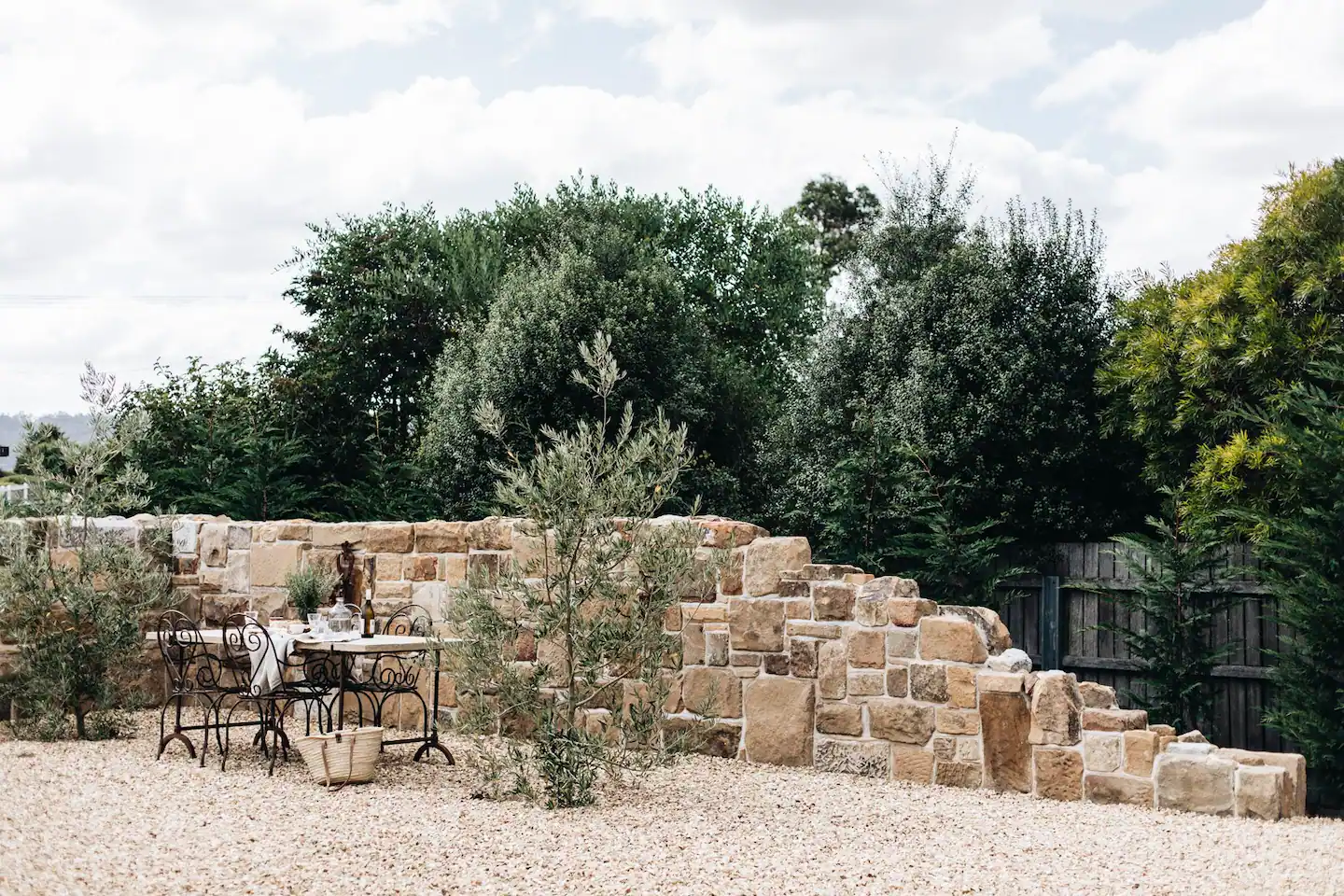 jardin mur en pierres