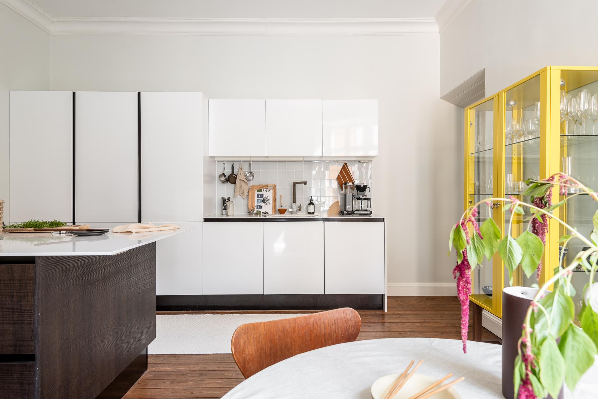 cuisine design blanche avec coin repas cuisine design blanche avec coin repas