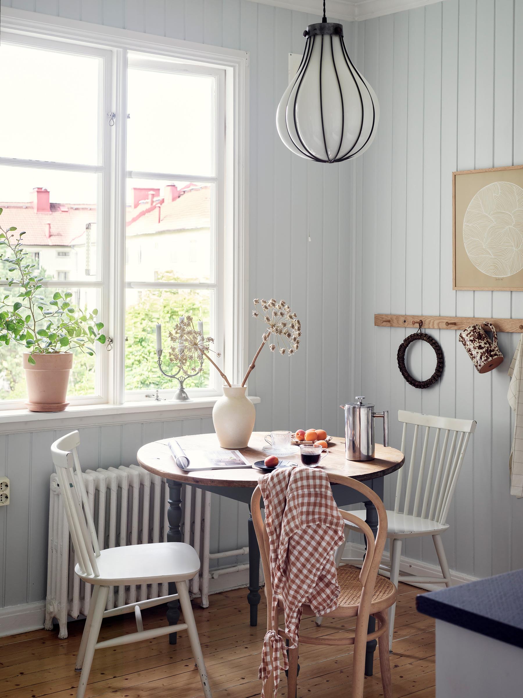 cuisine blanche murs bleu pâle décoration scandinave pastel
