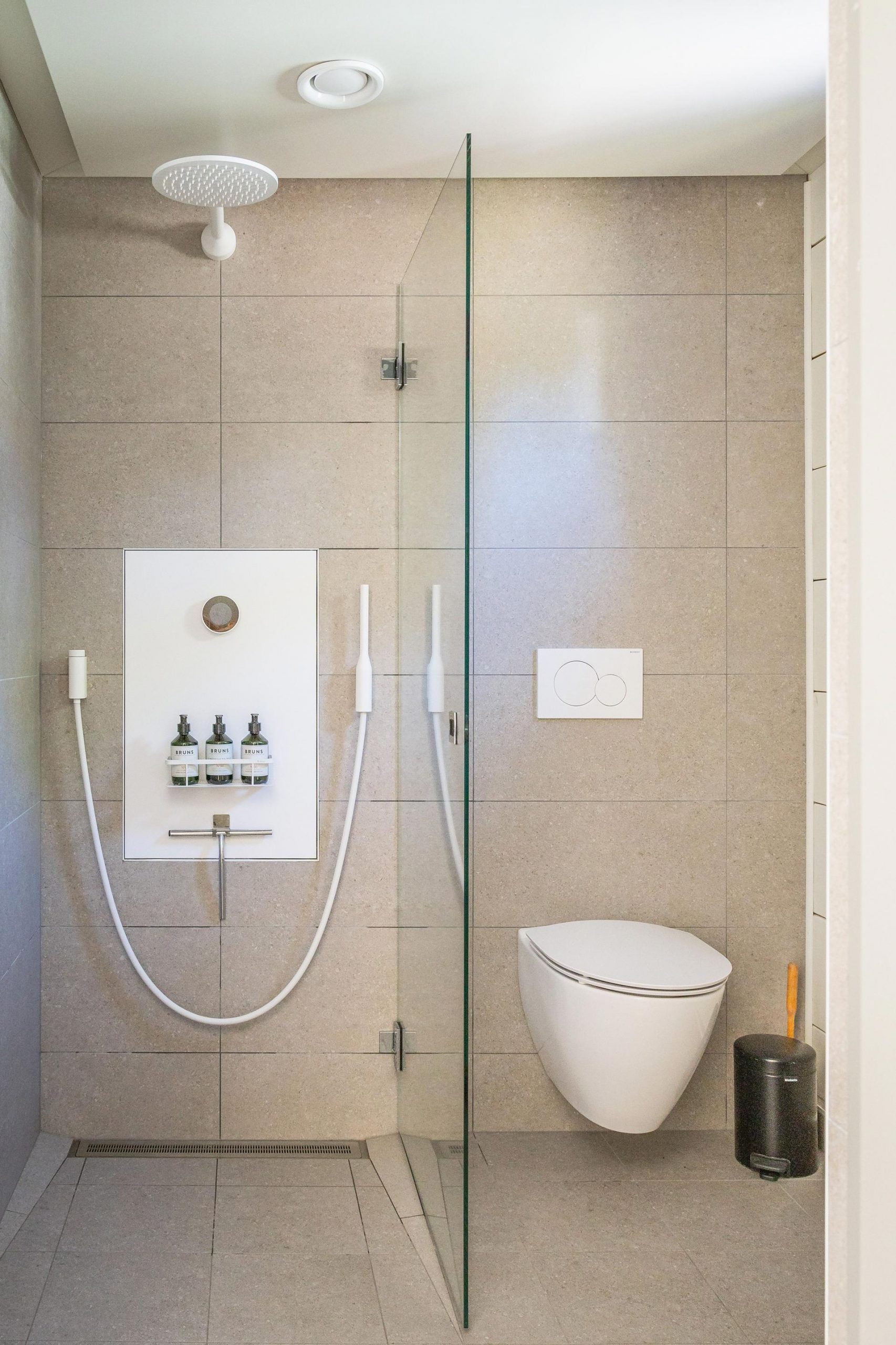 salle d salle d'eau beige et blanche petite maison en bois de 46m2