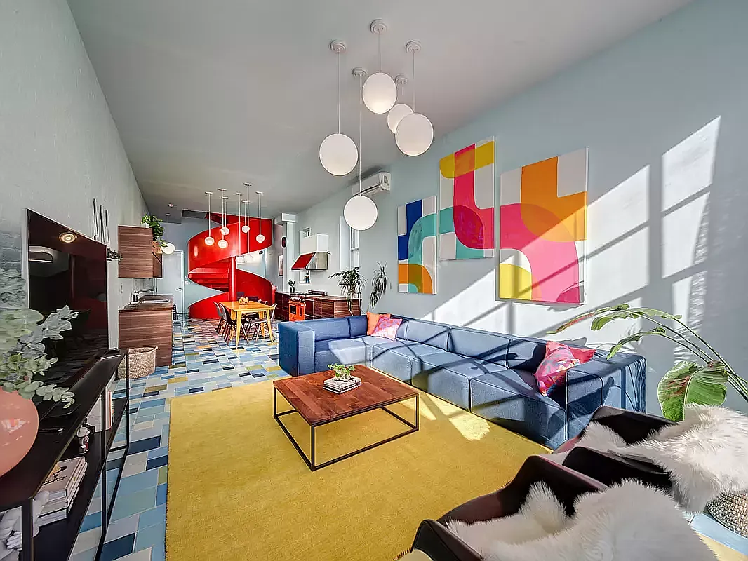 salon maison de ville Brooklyn décoration design colorée par Jorge Pardo "Red Spiral House"