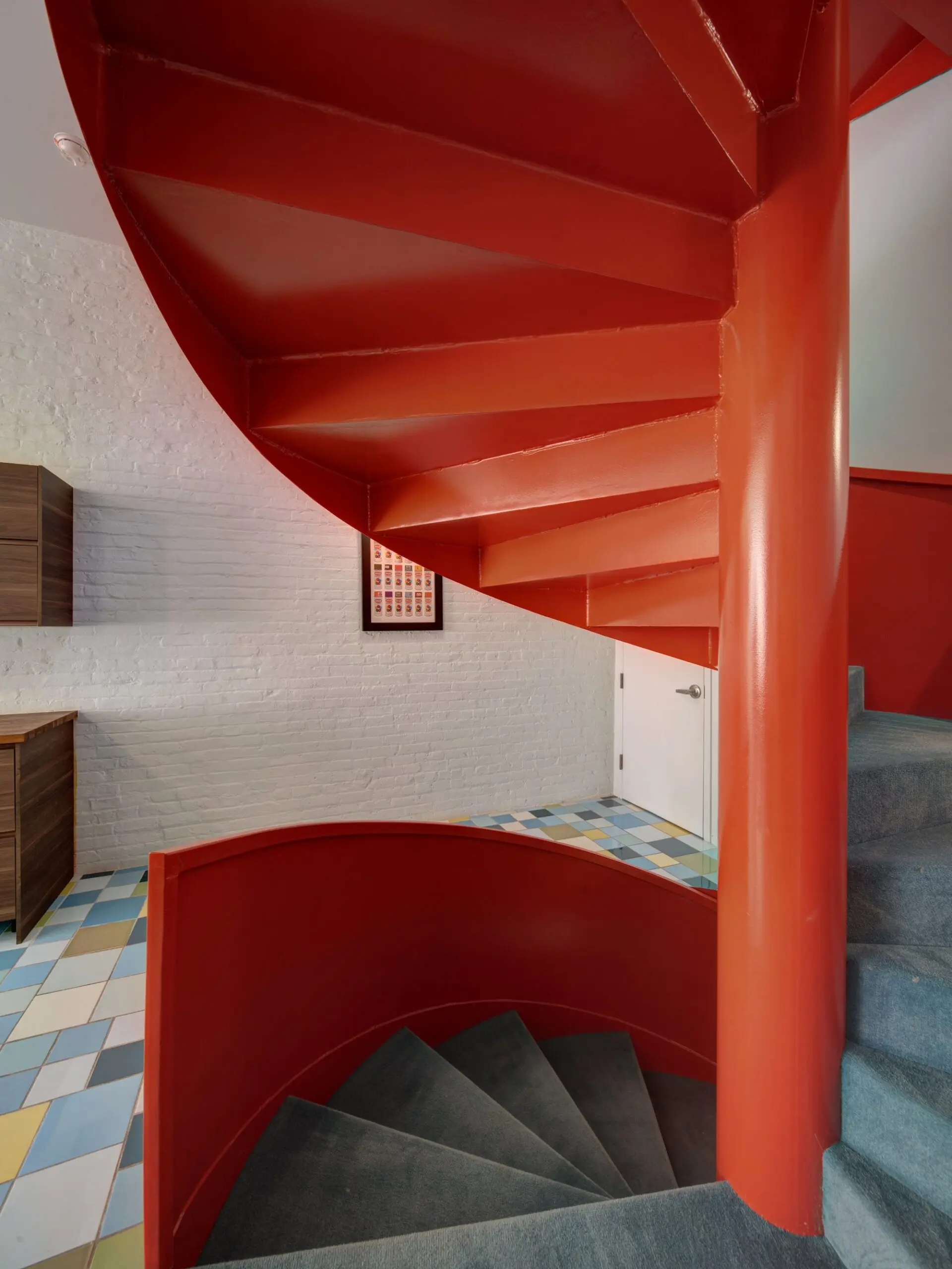 escalier design colimaçon rouge maison de ville Brooklyn par Jorge Pardo "Red Spiral House"