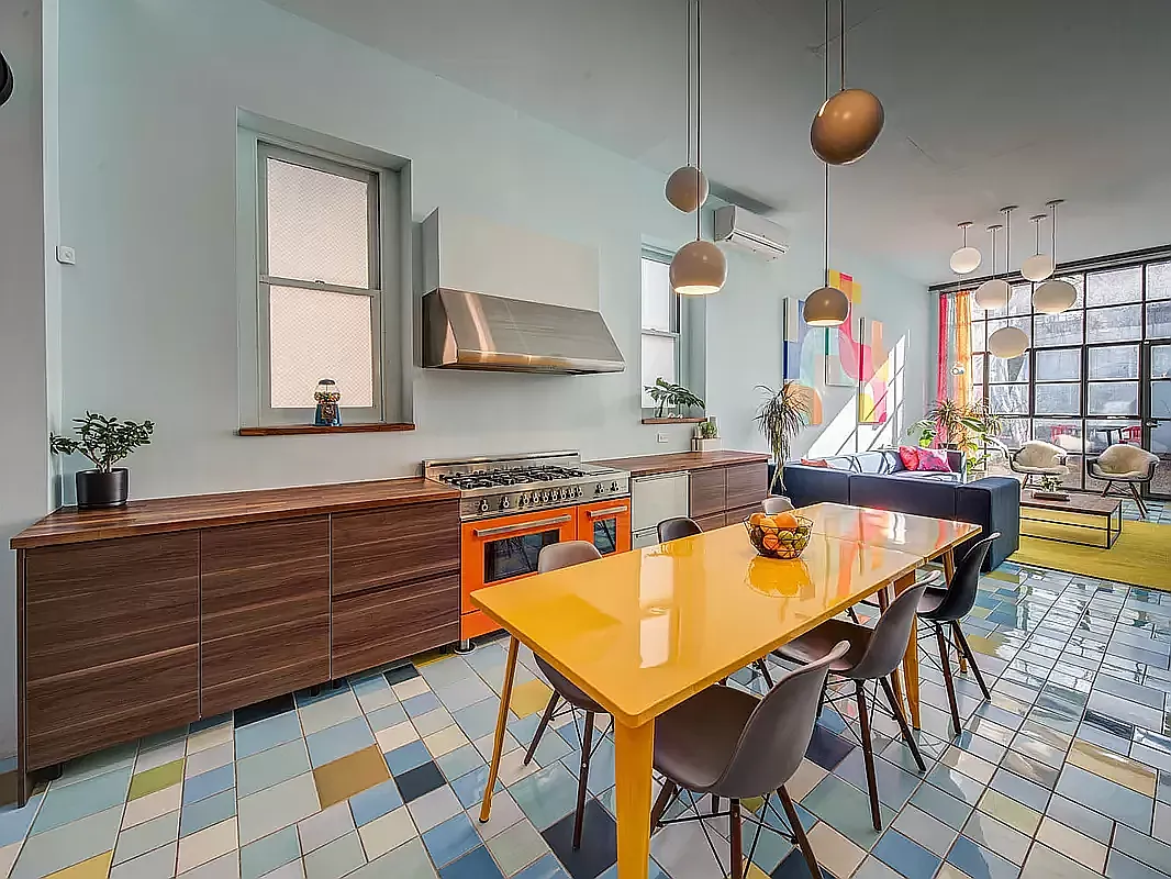 cuisine maison de ville Brooklyn décoration design colorée par Jorge Pardo "Red Spiral House"