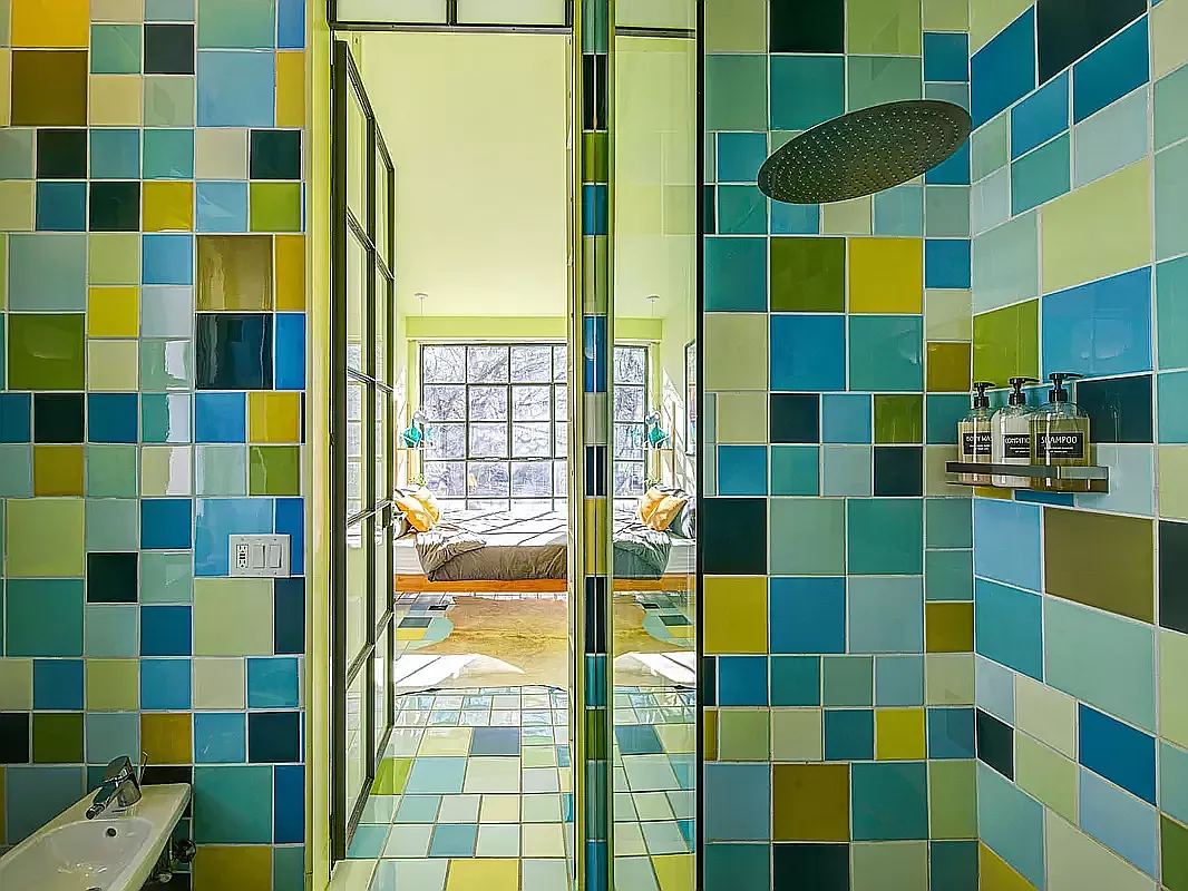 salle de bain maison de ville Brooklyn décoration design colorée par Jorge Pardo "Red Spiral House"