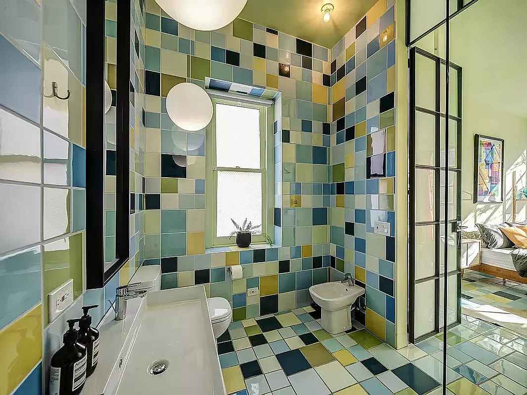 salle de bain porte verrière par Jorge Pardo "Red Spiral House"