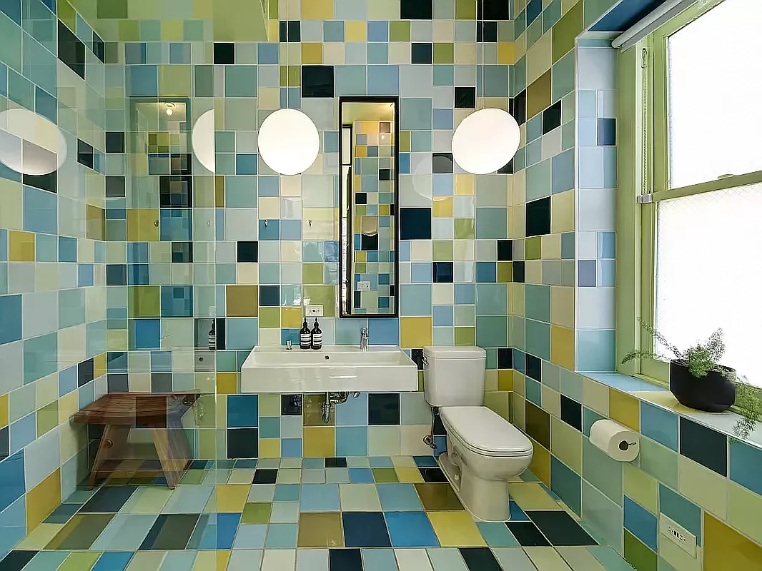 salle de bain maison de ville Brooklyn décoration design colorée par Jorge Pardo "Red Spiral House"