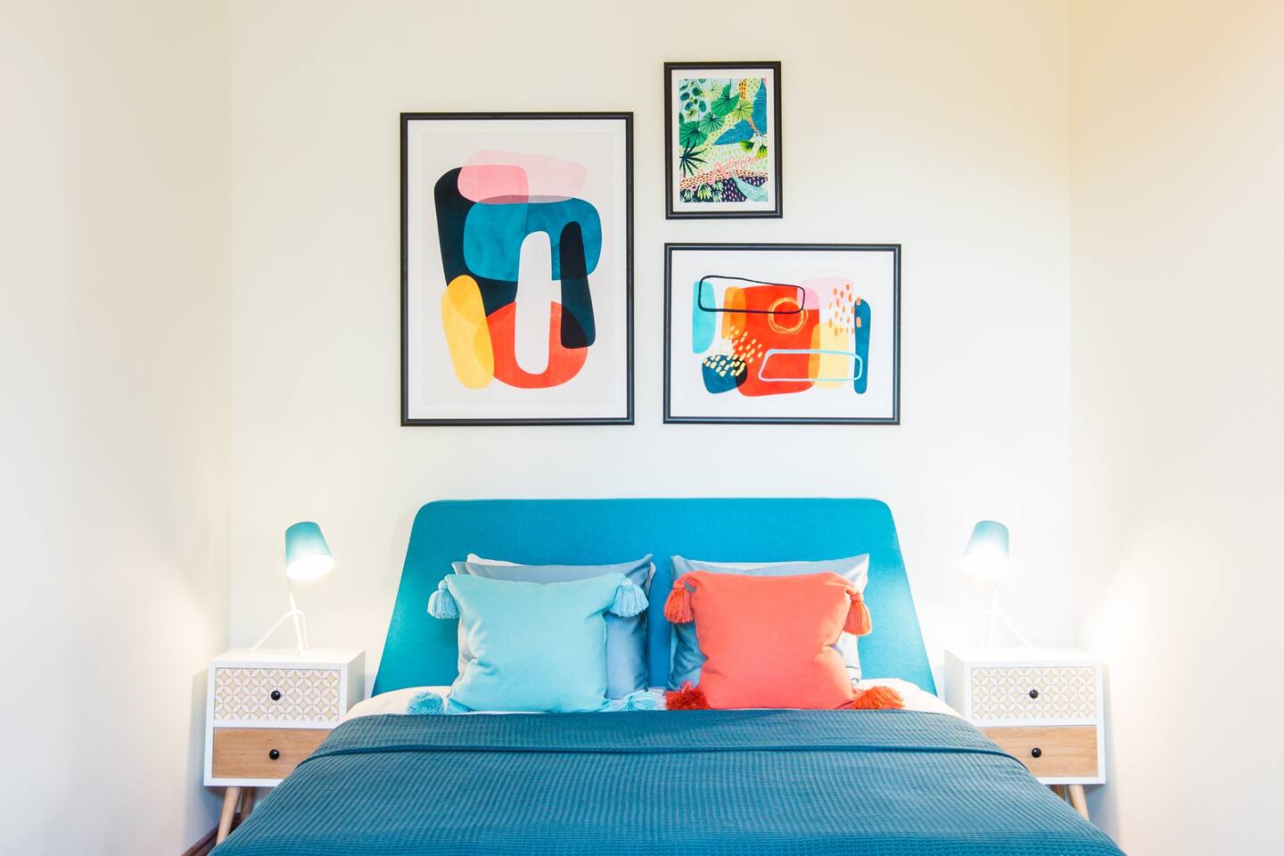 chambre bleue décoration colorée