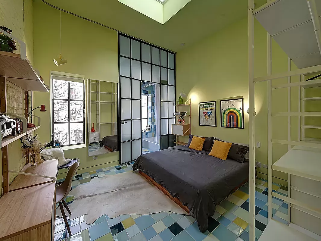 chambre avec verrière par Jorge Pardo "Red Spiral House"