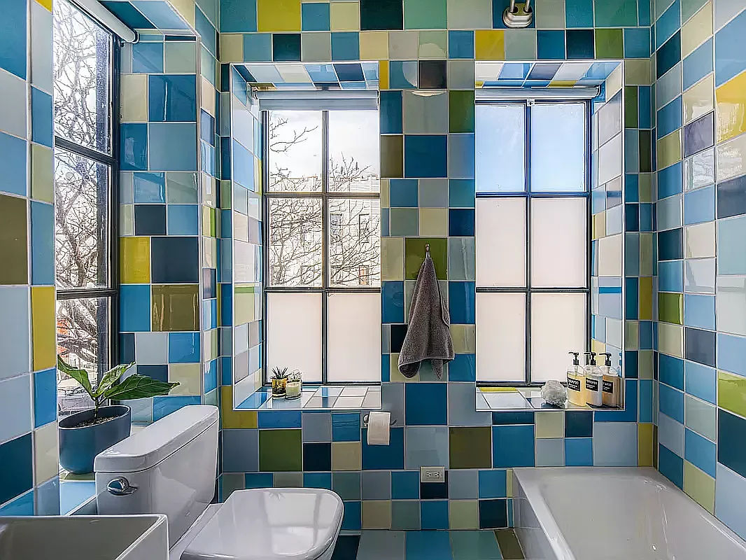 salle de bain maison de ville Brooklyn décoration design colorée par Jorge Pardo "Red Spiral House"