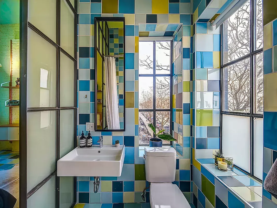 salle de bain maison de ville Brooklyn décoration design colorée par Jorge Pardo "Red Spiral House"