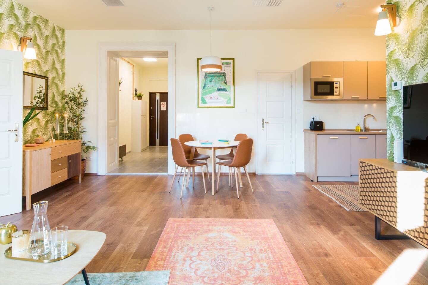 salle à manger avec cuisine ouverte
