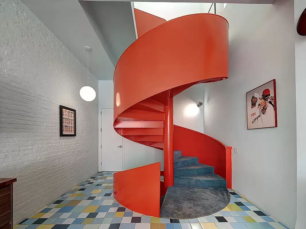escalier rouge en colimaçon maison de ville Brooklyn par Jorge Pardo "Red Spiral House"