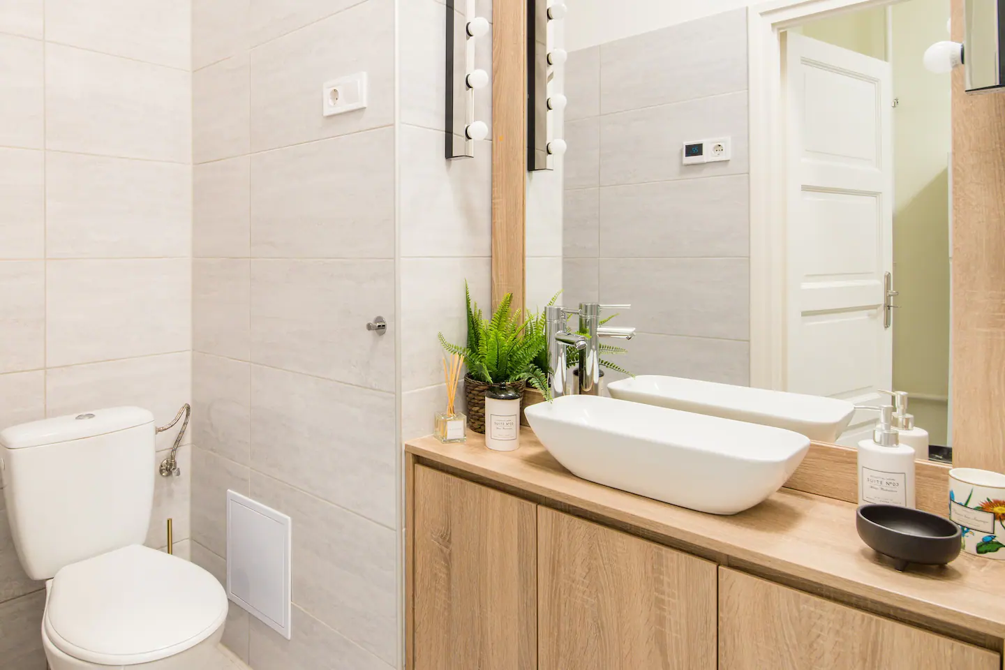 salle de bain bois et blanc