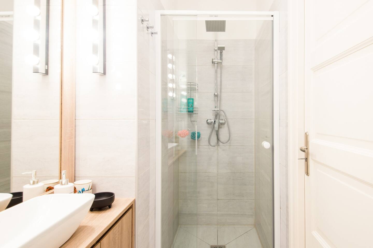 salle de bain bois et blanc