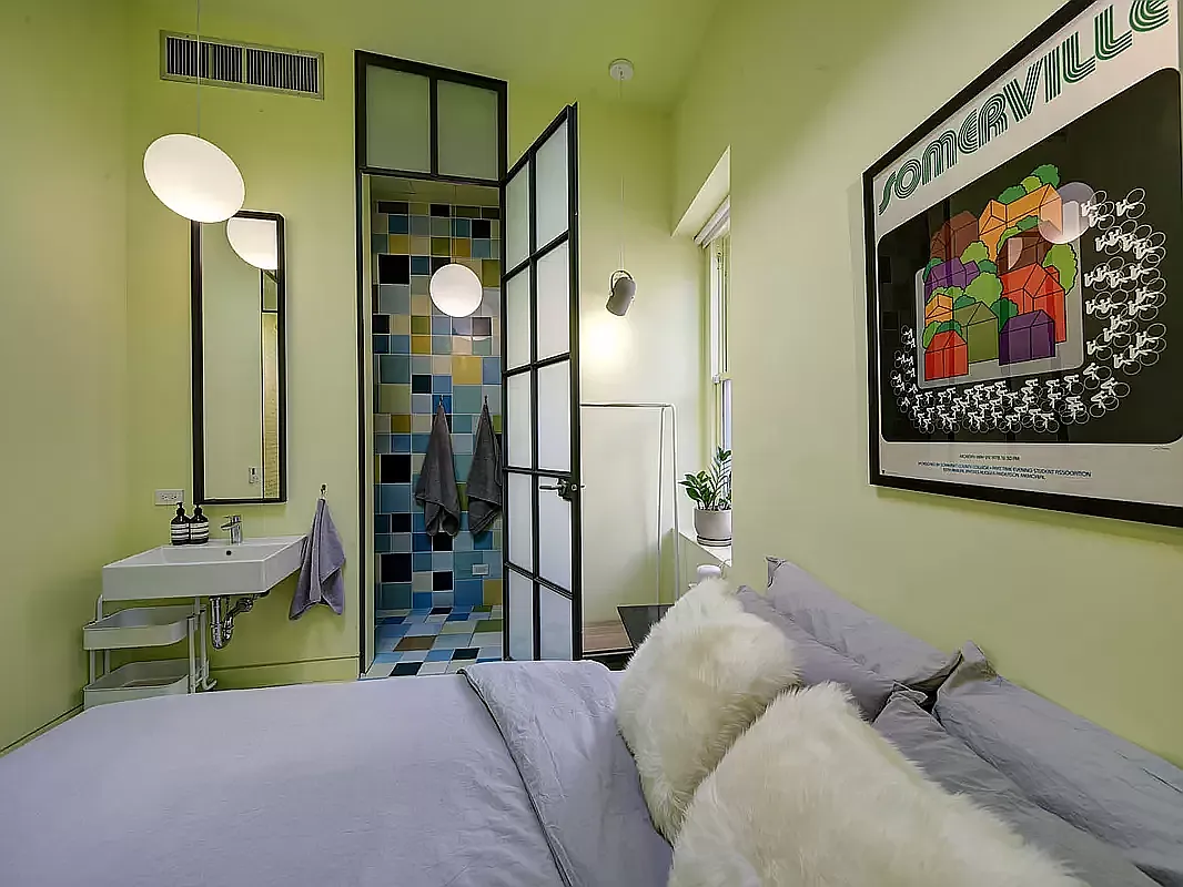 chambre avec salle de bain par Jorge Pardo "Red Spiral House"