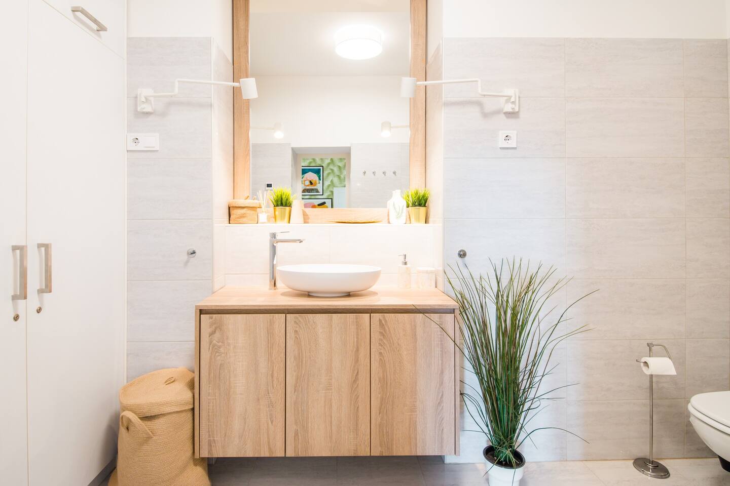 salle de bain bois et blanc