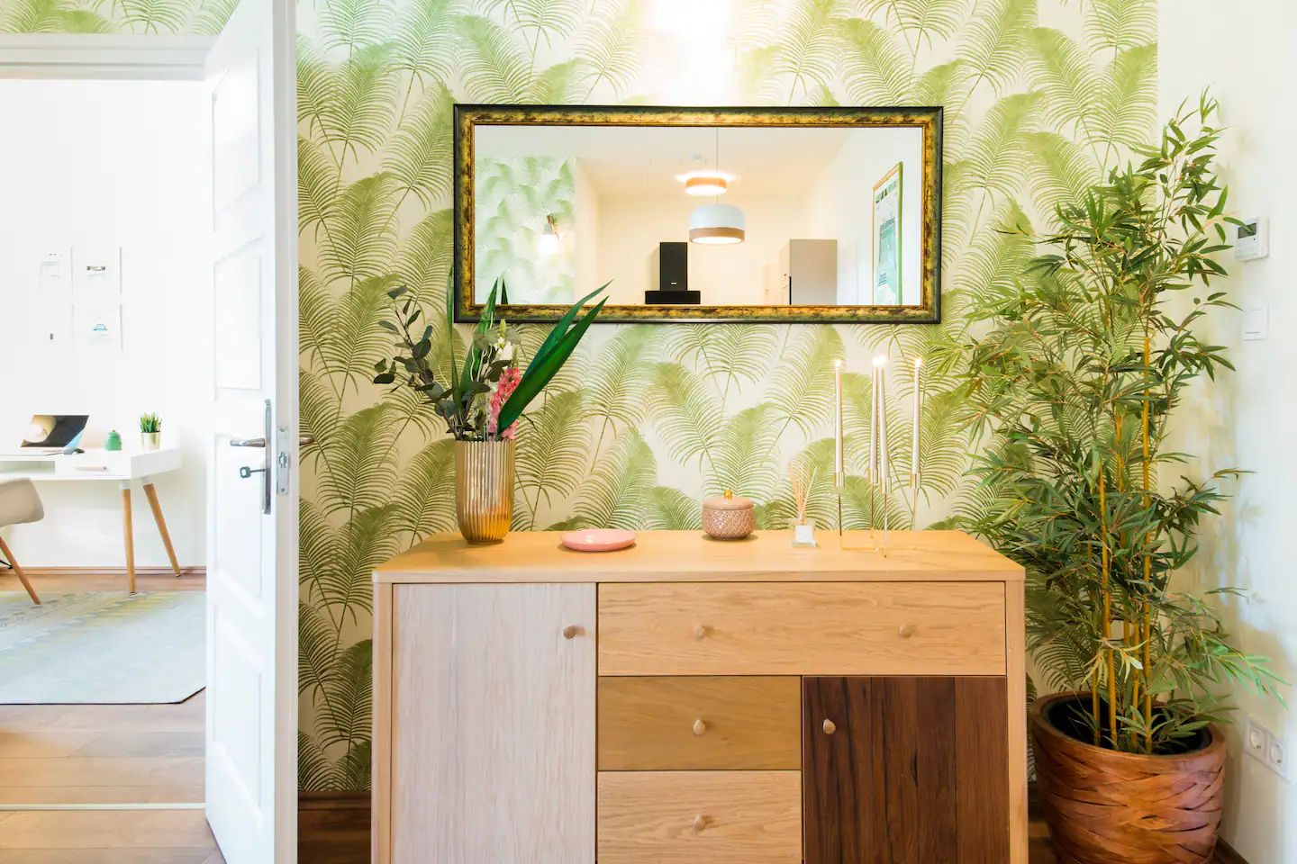 salon avec papier-peint végétal