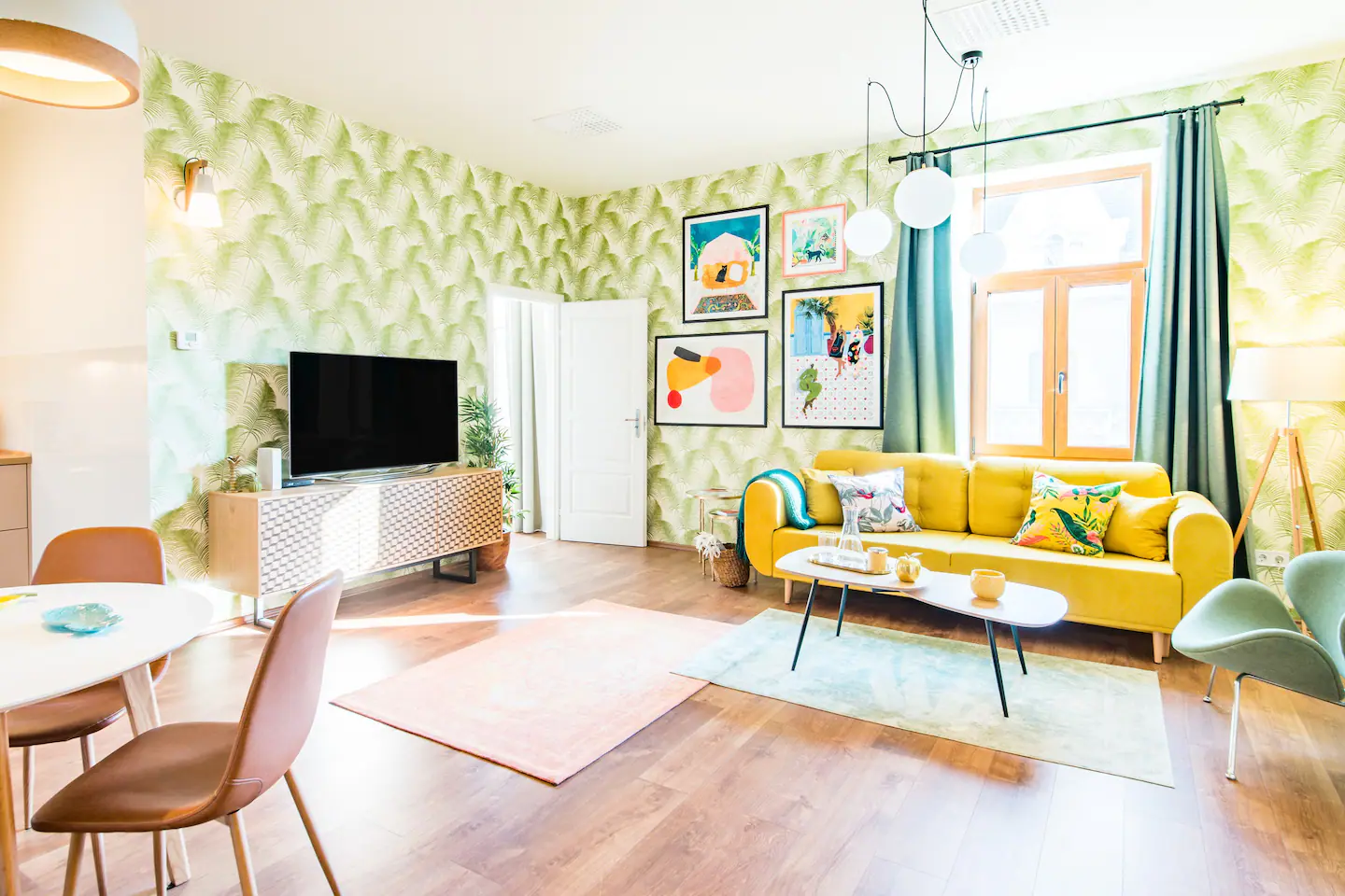 salon avec canapé jaune et fauteuil vert décoration colorée