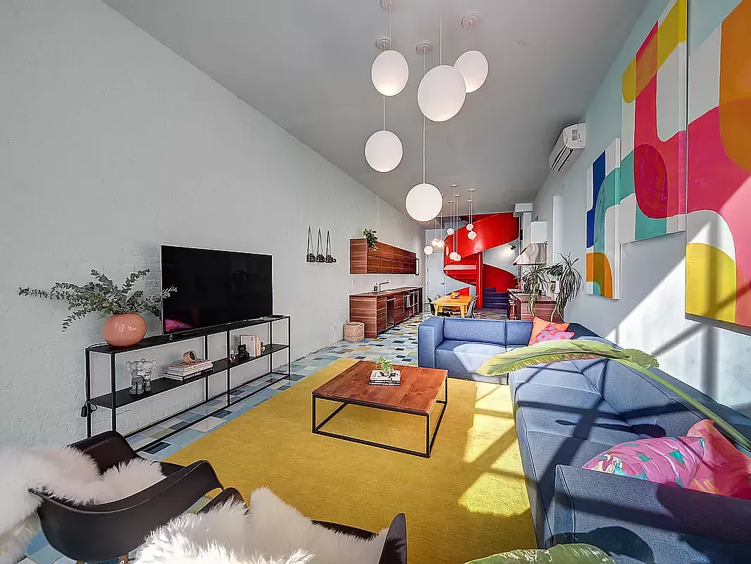 salon maison de ville Brooklyn décoration design colorée par Jorge Pardo "Red Spiral House"