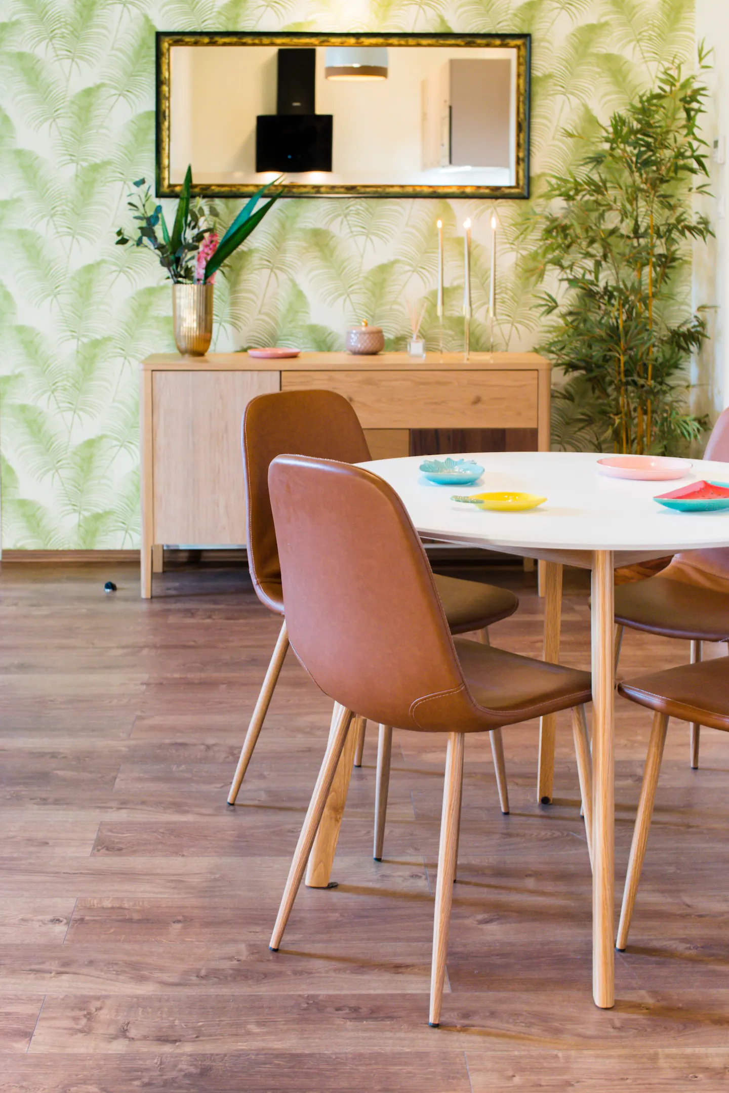 salle à manger avec papier-peint végétal décoration colorée