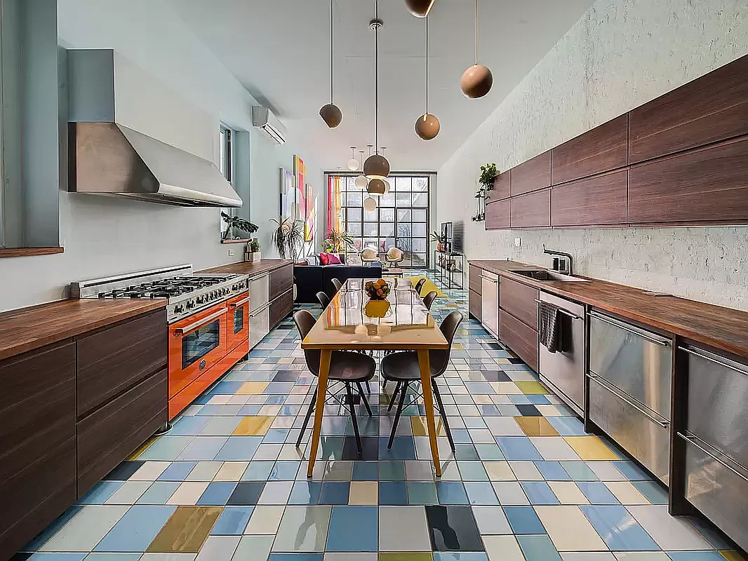 cuisine maison de ville Brooklyn décoration design colorée par Jorge Pardo "Red Spiral House"